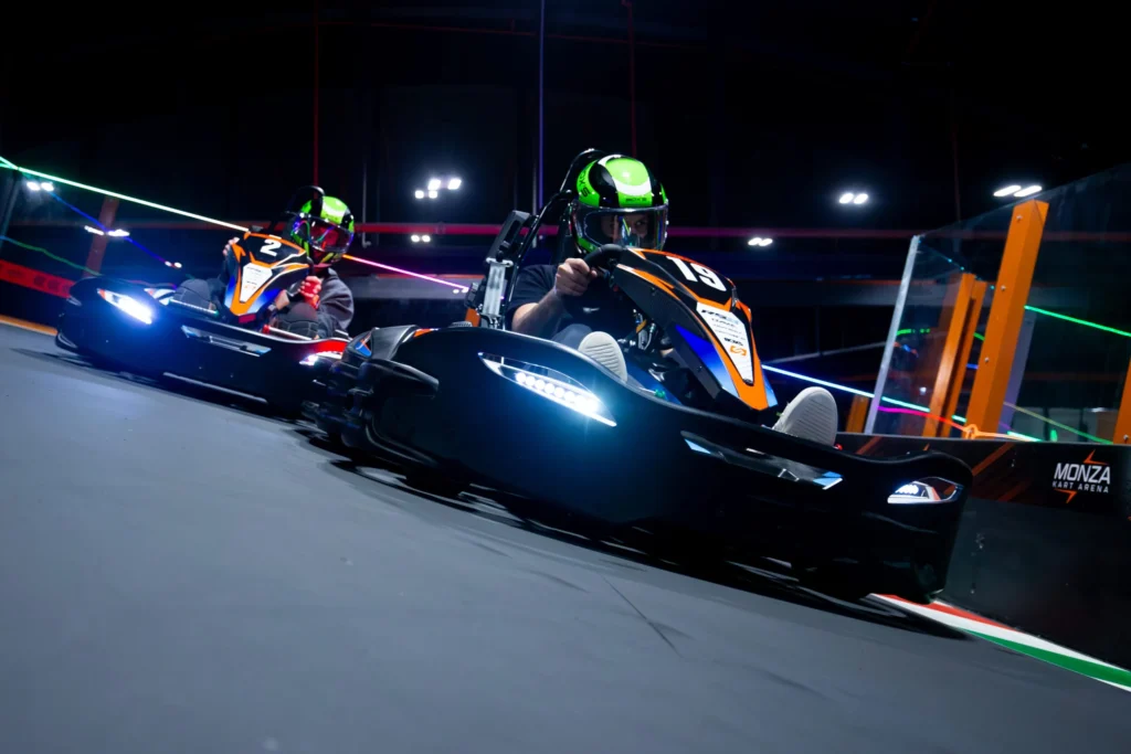 Due piloti in gara alla Monza Kart Arena in un testa a testa ravvicinato